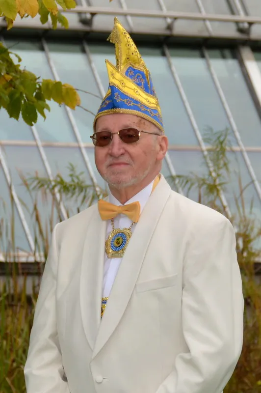 Porträt von Ernst Gehrmann im weißen Jackett mit Narrenkappe