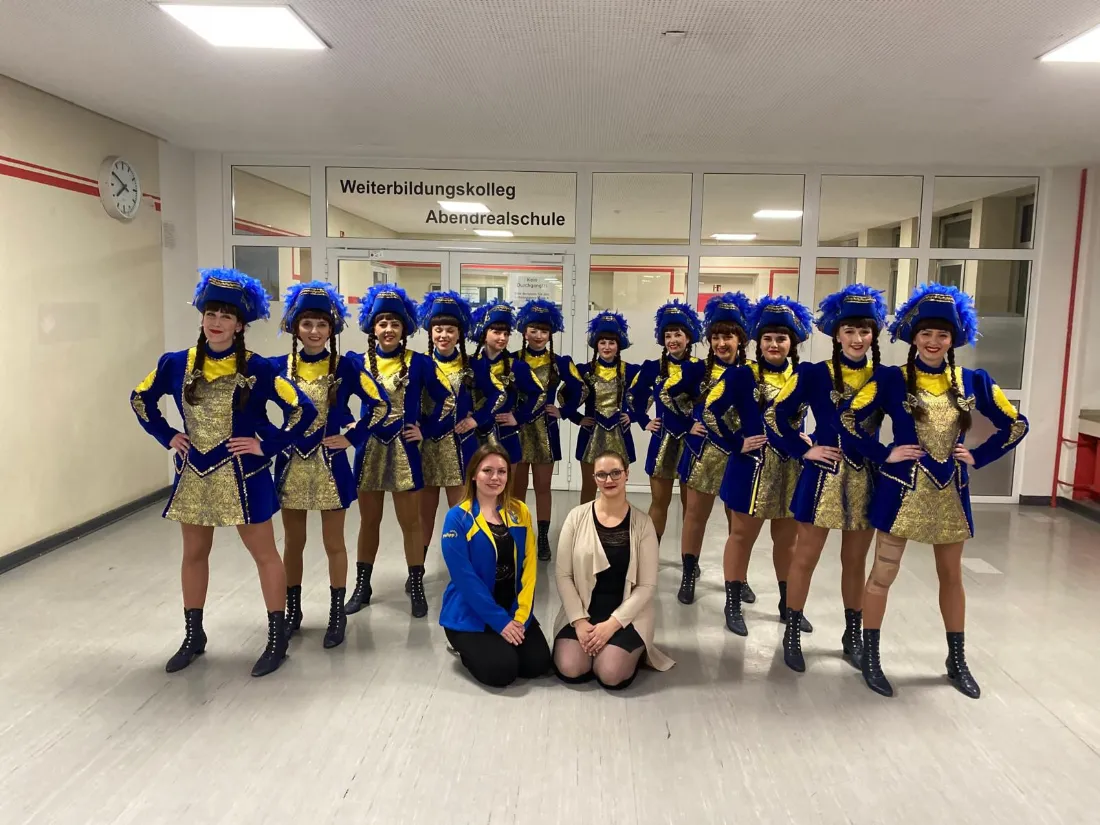 GroßeGarde2024-2 Große Garde: Gruppenfoto der Tänzerinnen in blau-goldenen Uniformen