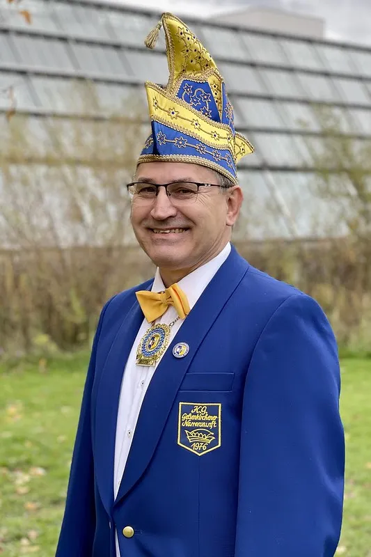 Porträt von Kersten Neunzig im blauen Sitzungsjackett mit Narrenkappe
