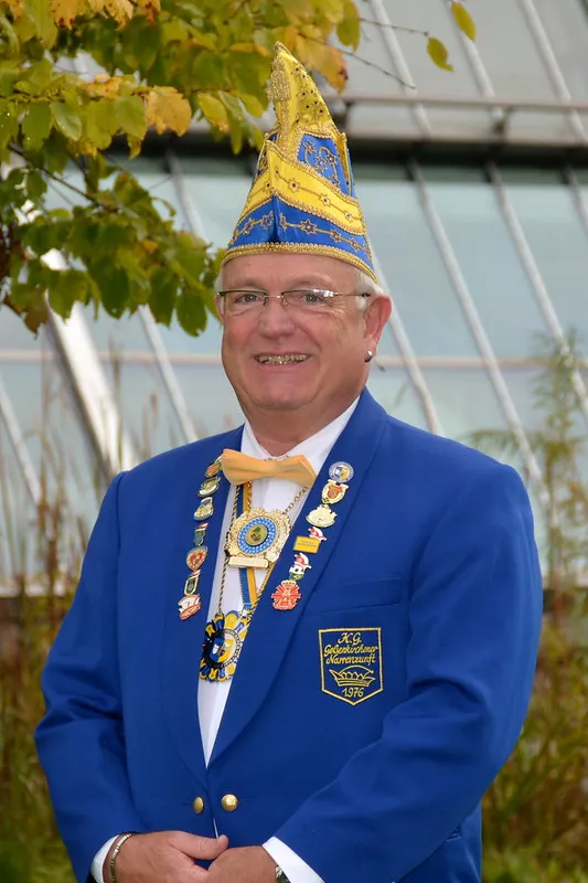 Porträt von Walter Tönnies im blauen Sitzungsjackett mit Narrenkappe