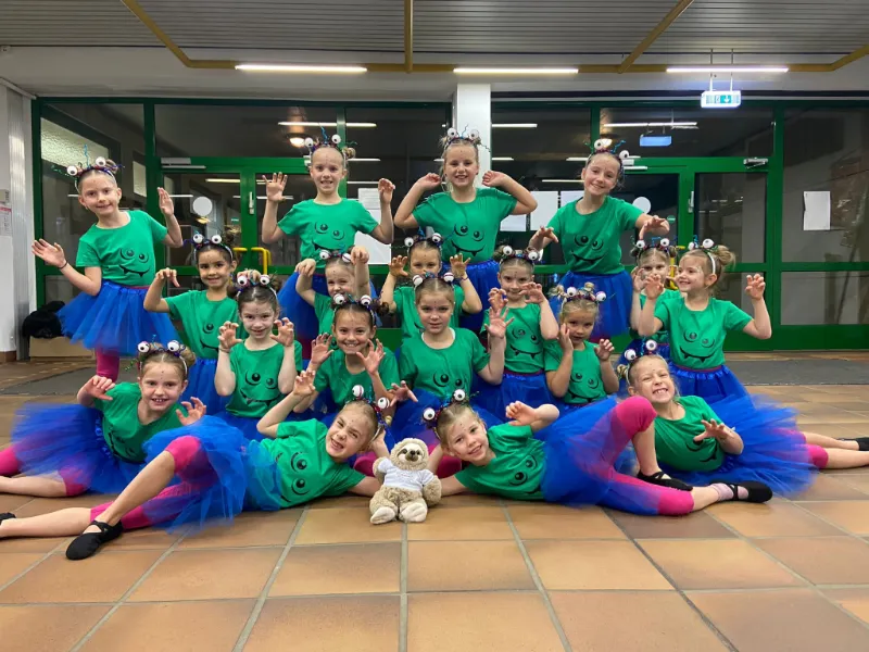 Minis 2024-2 Minigarde: Gruppenfoto der Kinder in grünen Kostümen auf dem Hallenboden